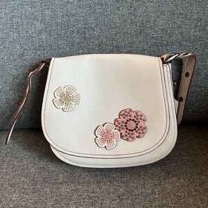 Pre-owned! Coach 20115 Tea Rose Floral Applique Saddle In Chalk Leather Women
